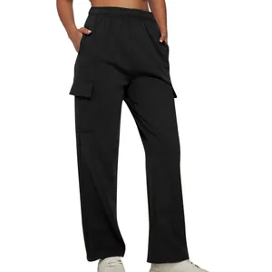 Detailaufnahme der schwarzen Cargo-Hose mit hoher Taille und lockerem, geradem Schnitt.