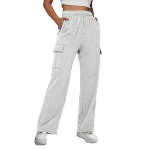 Detailansicht der grauen Cargo-Jogginghose mit hoher Taille und weitem, geradem Schnitt
