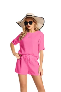 Vue complète d'un ensemble rose avec haut à manches chauve-souris et short texturé assorti