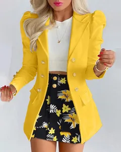 Élégant ensemble deux pièces avec blazer jaune à manches bouffantes et jupe fleurie