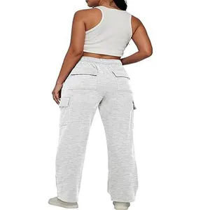 Rückansicht hellgraue High Waist Cargo-Jogginghose für Damen mit mehreren Utility-Taschen