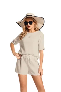 Vue détaillée d'un ensemble beige deux pièces pour femme avec haut court et short