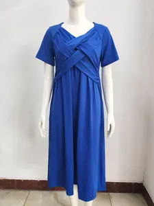 Robe trapèze bleue à manches courtes avec décolleté croisé sur un mannequin de couture