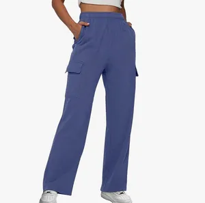 Blaue Cargo-Jogginghose mit hoher Taille, Seitentaschen und lockerer, gerader Passform.