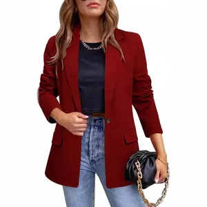 Elegante bordeauxrode getailleerde damesblazer met reverskraag en enkele knoopsluiting
