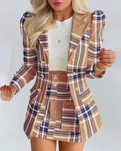 Ensemble chic deux pièces pour femme avec blazer à carreaux et minijupe assortie