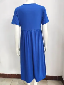 Vue arrière d'une robe longue bleue à manches courtes avec taille haute sur mannequin
