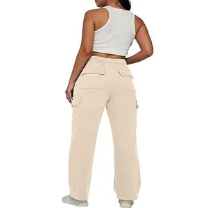Rückansicht einer beigen High-Waist-Cargo-Hose mit großen Taschen und lockerer Passform