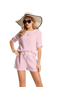 Vue détaillée de l'ensemble deux pièces en maille gaufrée rose avec haut et short