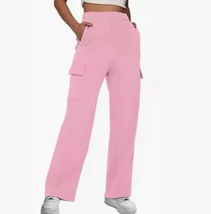 Detaillierte Ansicht der pinkfarbenen Cargo-Hose mit hoher Taille und Seitentaschen