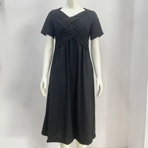 Vue de face d'une robe midi noire élégante à manches courtes avec buste croisé.