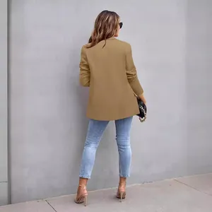 Achteraanzicht van een stijlvolle kaki damesblazer met lange mouwen en een slanke pasvorm