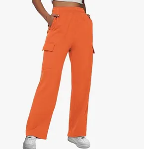 Detaillierte Ansicht der orangefarbenen High-Waist-Cargohose für Damen mit Taschen