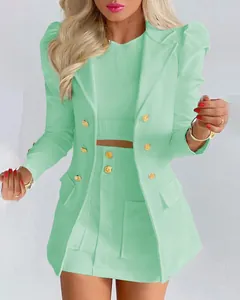 Tailleur jupe deux pièces élégant vert menthe pour femmes avec manches bouffantes et boutons dorés