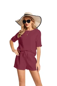Élégant ensemble deux pièces short en maille gaufrée bordeaux avec manches chauve-souris