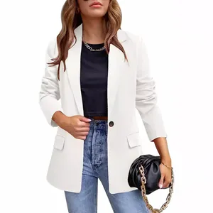 Elegante witte damesblazer met lange mouwen, een reverskraag en een slanke pasvorm