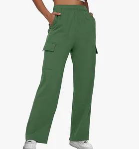 Detailansicht der grünen Cargo-Hose mit hoher Taille, Seitentaschen und lockerer Passform