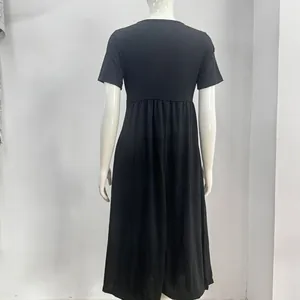 Vue arrière détaillée d'une robe midi noire à manches courtes avec une taille empire élégante