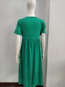 Vue arrière d'une robe longue verte à manches courtes avec jupe plissée taille haute