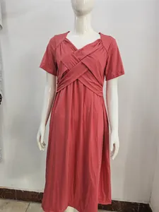 Détail d'une robe longue à manches courtes avec buste croisé sur un mannequin de couture