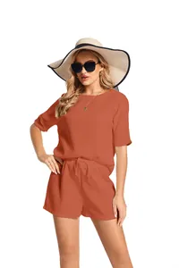 Vue complète de l'ensemble d'été rouille pour femme avec haut chauve-souris et short court