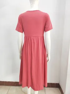 Détail de la vue arrière d'une robe longue rose corail à manches courtes sur mannequin