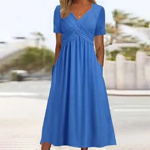 Robe midi bleue élégante à manches courtes, col en V croisé et poches latérales