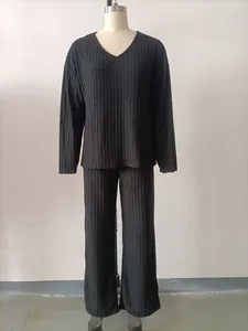 Set da casa a due pezzi a coste nere con top con scollo a V e pantaloni a gamba larga