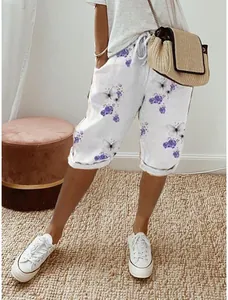Detailansicht weißer Baumwoll-Leinen-Shorts mit lila Schmetterlingsdruck und Gummibund