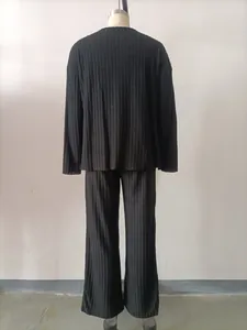 Vista posteriore dettagliata di un set casual due pezzi nero a coste per donna