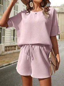 Vue détaillée de l'ensemble deux pièces en maille gaufrée lilas avec haut court et short