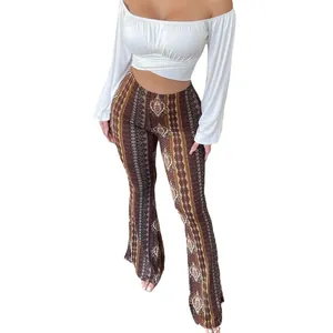 Détail du pantalon évasé à imprimé bohème avec coupe stretch et motif vintage rétro