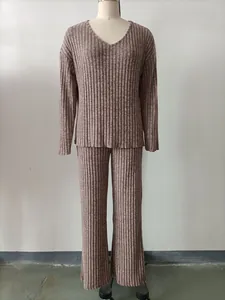 Vista completa di un set da casa in maglia a coste con maglia a V e pantaloni larghi.