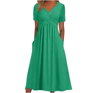 Détail de la robe élégante vert émeraude avec corsage croisé et décolleté en V