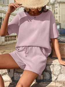 Ensemble deux pièces rose mauve en maille gaufrée, haut court et short à cordon