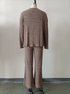 Vista posteriore di set da relax marrone a costine con maglia a maniche lunghe e pantaloni