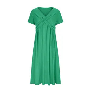 Robe midi verte élégante à manches courtes avec col en V croisé et jupe plissée