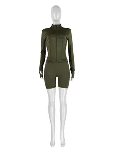 Vue de face de l'ensemble de yoga 2 pièces olive pour femme avec veste et short