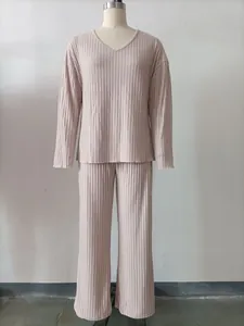 Vista dettagliata del set da casa a coste da donna con maglia a V e pantaloni