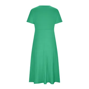 Vue arrière d'une robe longue verte à manches courtes avec col rond et drapé élégant