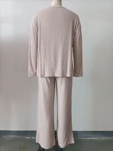 Vista posteriore di un completo loungewear a coste con top a maniche lunghe e pantaloni larghi