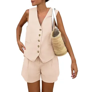 Vista dettagliata del completo 2 pezzi gilet e shorts beige con scollo a V
