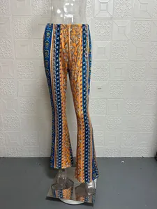 Pantaloni a zampa con stampa bohémien a vita alta esposti su un manichino da sarta.