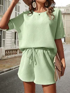 Vue détaillée de l'ensemble haut à manches courtes et short gaufré vert clair femme.