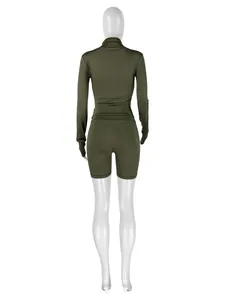 Vue arrière d'un ensemble de yoga vert olive avec veste à manches longues et short sur mannequin