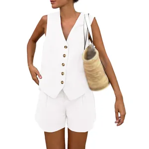 Elegante completo bianco due pezzi con gilet senza maniche e shorts con bottoni marroni.