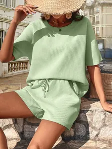 Vue détaillée d'un ensemble deux pièces élégant en maille gaufrée vert menthe pour femme