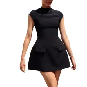 Elegante abito nero senza maniche vestibilità slim con scollo tondo e dettagli tasche