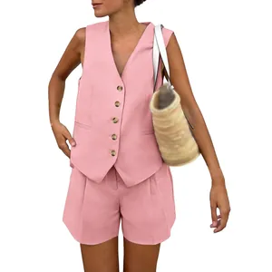 Dettaglio del set gilet rosa con scollo a V e pantaloncini sul modello