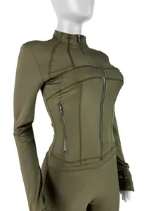 Détail de la veste de sport yoga pour femme vert olive avec coutures amincissantes